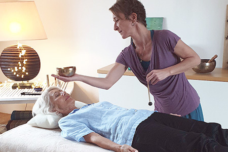 Photo de l'utilisation du bol tibétain lors d'une séance de magnétisme