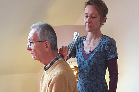 Photo de l'utilisation du diapason thérapeutique lors d'une séance de magnétisme