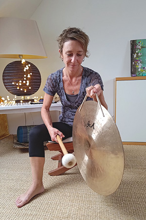 Photo de l'utilisation du Gong lors d'une séance de magnétisme